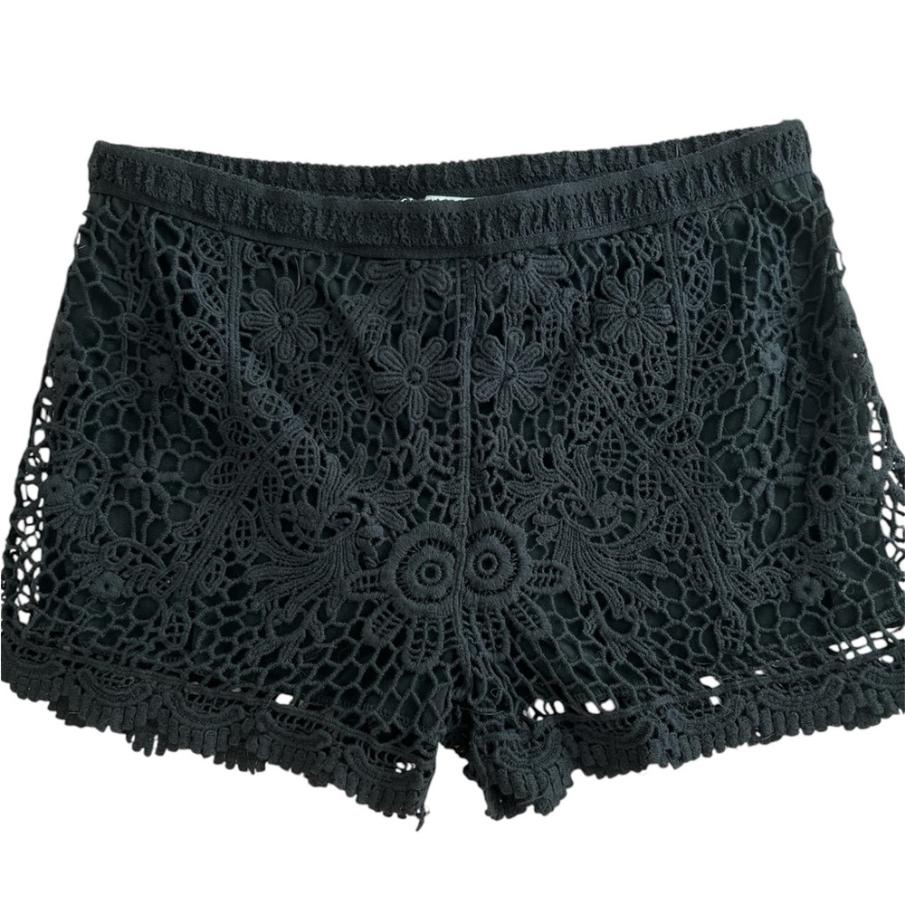 DizzyLizzy crochet overlay shorts (Size L)